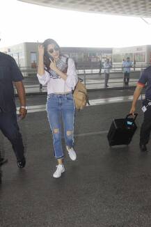 एयरपोर्ट पर नज़र आई अनुष्का शर्मा की टोन्ड टमी, देखें तस्वीरें
