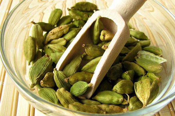 मुंह की बदबू से लेकर एसिडिटी तक ठीक कर सकती है इलायची Health Benefits Of Cardamom मुंह की बदबू से लेकर एसिडिटी तक ठीक कर सकती है इलायची