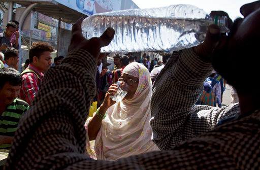 Heatwave Safety Tips You Should Follow This Summer To Stay Healthy देशभर में भीषण गर्मी से लोग बेहाल, जानें ऐसे मौसम में क्या खाएं और क्या ना खाएं ?
