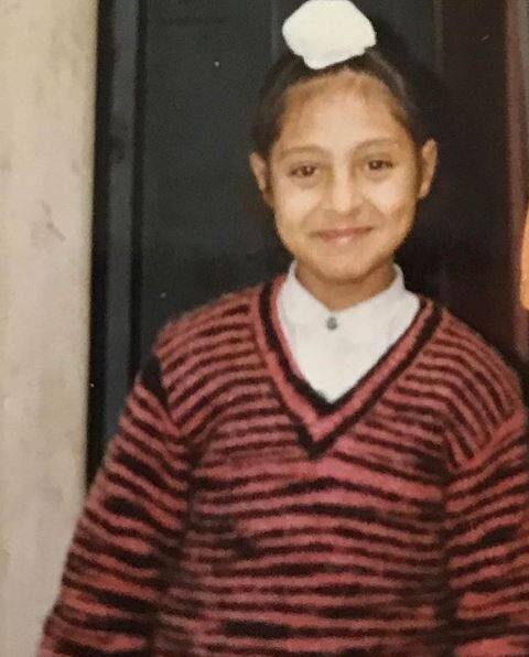 वहीं ये तस्वीर हाल ही में आई फिल्म फिलौरी के लीड दिलजीत दोसांझ के बचपन की है. दिलजीत अपने शानदार पंजाबी गानों के लिए भी जाने जाते हैं.