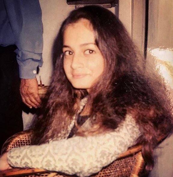 बॉलीवुड अदाकारा दिया मिर्जा की ये तस्वीर भी फिल्मफेयर ने अपनी इंस्टा टाइमलाइन पर पोस्ट की है. तस्वीर में बताया गया है कि ये तब की है जब दिया 16 साल की थीं. क्यों, बेहद क्यूट लग रही हैं ना दिया?