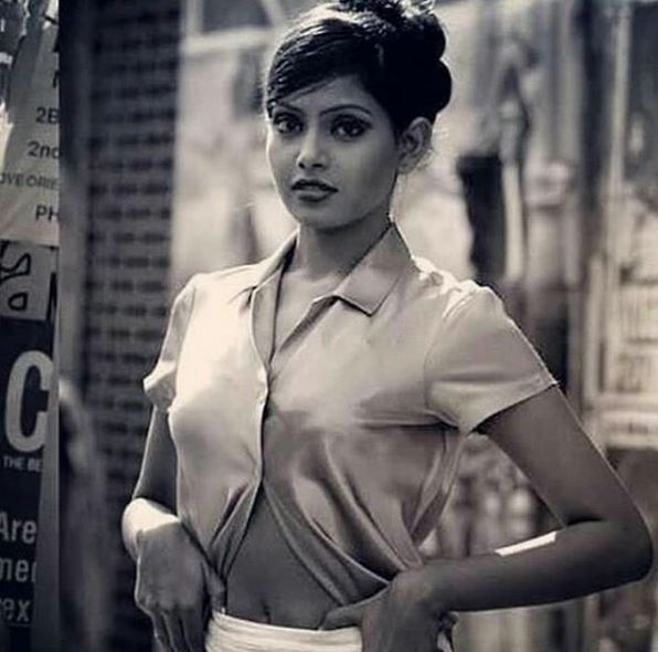 और ये बॉलीवुड की बेहद मशहूर अदाकारा बिपाशा बसु के बीते ज़माने की तस्वीर है जिसमें वे रेट्रो लुक में दिखाई दे रही हैं. लेकिन एक बात तो सबको माननी पड़ेगी की दौर चाहे कोई सा भी रहा हो, बिपाशा की हॉटनेस में रत्ती भर की कमी नहीं रही. क्यों, ये नॉस्टैलजिक तस्वीरें देखकर आया ना आपको भी मज़ा?!