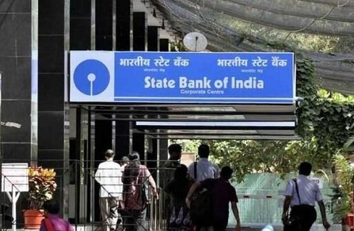 3. भारतीय स्टेट बैंक के पांच सहयोगी बैंक- स्टेट बैंक ऑफ पटियाला, स्टेट बैंक ऑफ हैदराबाद, स्टेट बैंक ऑफ मैसूर, स्टेट बैक ऑफ त्रावणकोर और स्टेट बैंक ऑफ बीकानेर एंड जयपुर का विलय पहली अप्रैल से प्रभावी होंगा. मतलब ये इन पांचों बैंकों की शाखा और ग्राहक पहली अप्रैल से भारतीय स्टेट बैंक की शाखा और ग्राहक कहलाएंगे. नयी व्यवस्था में भारतीय स्टेट बैंक की 23 हजार शाखाएं होंगी और कुल 21 हजार एटीएम. सहयोगी बैंक के ग्राहकों को काफी कुछ सुविधाएं तो पहली अप्रैल से ही मिलने लगेगी लेकिन नॉन होम ब्रांच (जिस शाखा में आपका खाता है, उसके अलावा दूसरी शाखा) में जाकर लेन-देन की सुविधा हासिल करने में कुछ समय लगेगा.