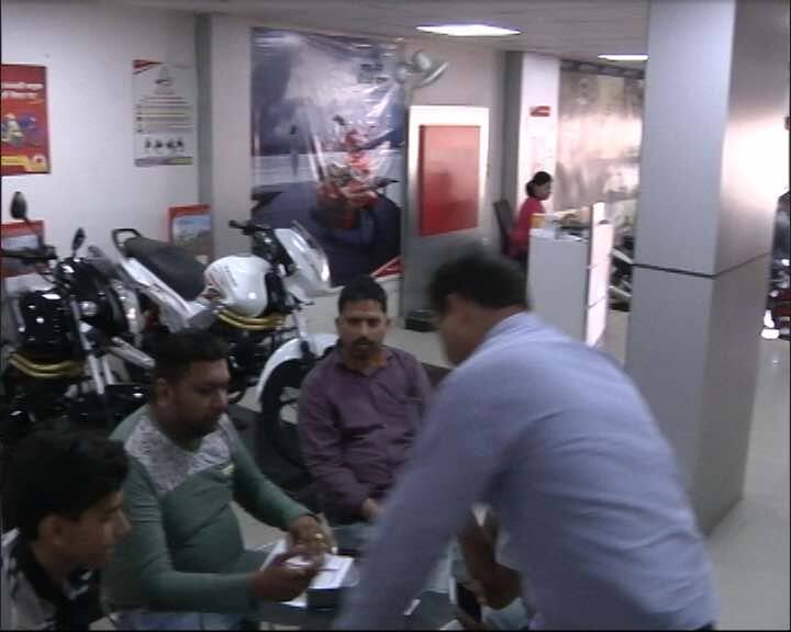 दिल्ली हो या मध्य प्रदेश का अशोक नगर सब जगह बाइक खरीदने की होड़ लग गई. लोग भारी डिस्काउंट का फायदा उठाना चाह रहे थे. दिल्ली में पुराने मानक वाली गाड़ियों का स्टॉक खत्म करने के लिए शोरूम वाले सात से 10,000 रुपये तक का डिस्काउंट दे रहे थे. डिस्काउंट के बाद पल भर में सारी गाड़ियां बिक गईं.
