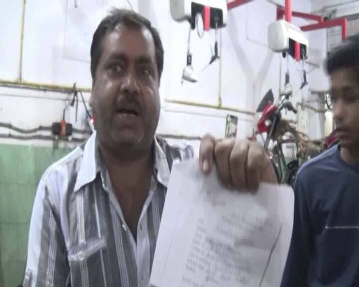 हरियाणा के जींद में भी यही हाल रहा. 10 से 15 हजार तक का डिस्काउंट ग्राहकों को गोल्डन चांस जैसा लग रहा था. 24 घंटे में इतनी बाइक बिक गई जितनी हफ्तों और महीनों में नहीं बिकती थी. हालांकि जिन्होंने डिस्काउंट के लालच में गाड़ियां खरीदी हैं उन्हें आज ही रजिस्ट्रेशन भी कराना होगा. क्योंकि सुप्रीम कोर्ट के आदेश के मुताबिक कल से बीएस थ्री मानक वाली गाड़ियां ना बिकेंगी ना ही उनका रजिस्ट्रेशन होगा.
