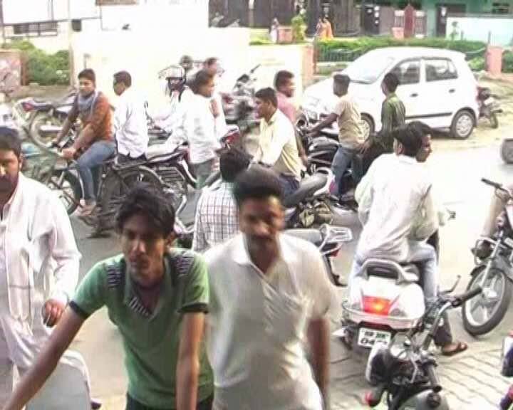 मध्य प्रदेश के अशोक नगर में तो ऐसी भीड़ लगी मानो फ्री में बाइक मिल रही हो. फ्री तो नहीं लेकिन 15 से 20 हजार का भारी डिस्काउंट यहां मिल रहा था. लोगों में बाइक खरीदने की ऐसी होड़ लगी की हंगामा और हाथापाई की नौबत तक आ गई. कुछ लोगों की शिकायत ये थी कि उन्हें बुक करने के बाद भी बाइक नहीं मिली.