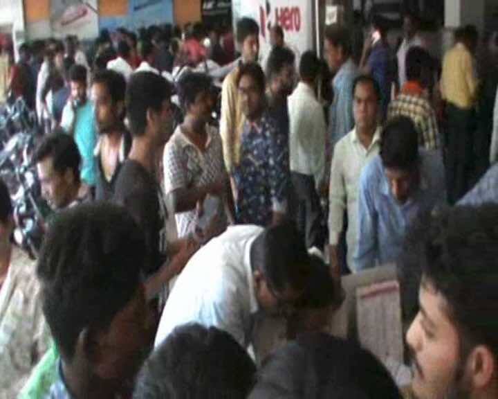 सुप्रीम कोर्ट के आदेश के मुताबिक कल से बीएस थ्री मानक वाली गाड़ियां नहीं बिकेंगी और ना ही ऐसी गाड़ियों का रजिस्ट्रेशन होगा. ऐसे में देश के कई शहरों में बाइक वाले पुराने मॉडल की गाड़ियों पर भारी डिस्काउंट दे रहे हैं. हालत तो ये हो गई है कि कई जगह बाइक खरीदने के लिए भारी भीड़ जमा हो गई और मारामारी की नौबत तक आ गई.