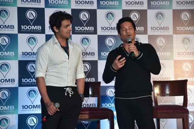  आपको बता दें कि सोनू और सचिन को एक साथ एप 100 के लॉन्च इंवेट में भी देखा गया. मीडिया रिपोर्ट्स की मानें तो सचिन, सोनू निगम की कंपनी के लिए सिंगिंग डेब्यू करने वाले हैं.