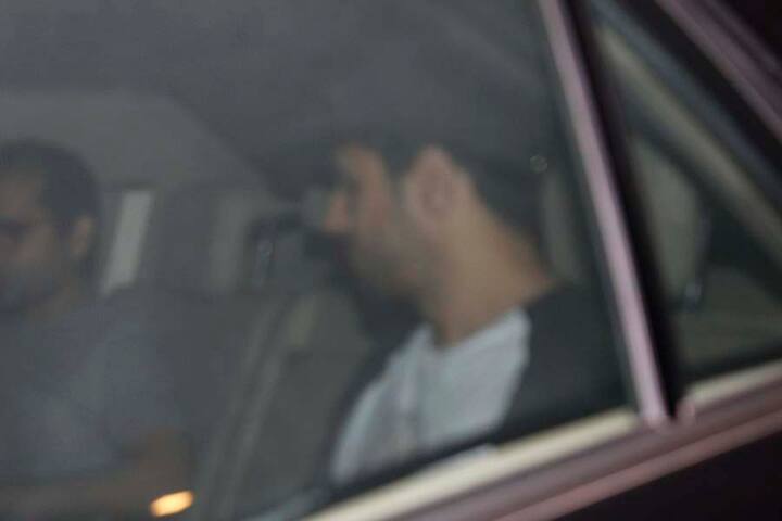 अभिनेता सिद्धार्थ मल्होत्रा भी बच्चों से मिलने उनके घर पहुंचे थे.