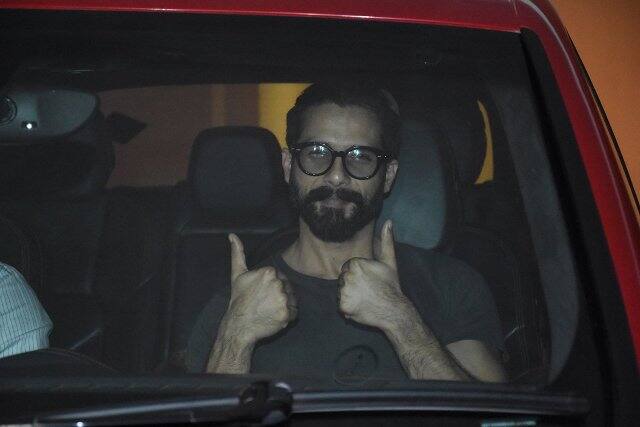 अभिनेता शाहिद कपूर करन जौहर के दोनों जुड़वां बच्चों यश और रूही से मिलने उनके घर पहुंची.