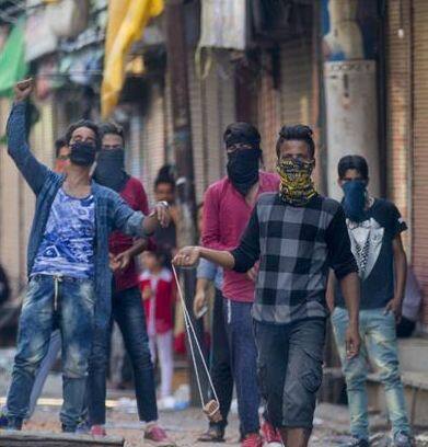 Internet Will Ban In Kashmir To Stop Stone Pelting कश्मीर में पत्थरबाजी रोकने के लिए इंटरनेट सेवाओं पर लगेगा प्रतिबंध ! सूत्र