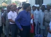 योगी के अफसर भी एक्शन में, डीएम ने देर से आने पर लेखपाल की लगाई क्लास!