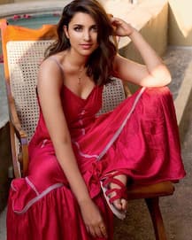 मैगजीन के लिए Beach Baby बनीं परिणीति चोपड़ा, कराया है फोटोशूट, देखें PICS