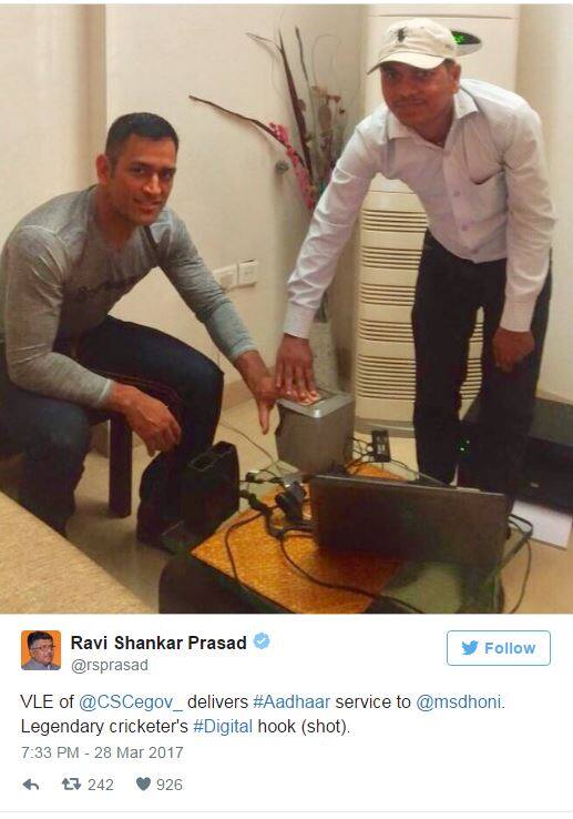 करोड़ों भारतीयों की दिलों की धड़कन क्रिकेटर महेंद्र सिंह धोनी की पत्नी साक्षी धोनी को केन्द्रीय मंत्री रविशंकर प्रसाद से सवाल पूछना महंगा पड़ गया. कुछ दिन पहले धोनी की आधार की व्यक्तिगत सूचना ट्विटर पर सार्वजनिक करने पर साक्षी ने मंत्री जी से सवाल किए थे जिसके जबाव में खुद रविशंकर प्रसाद ने भी गलती मानते हुए उचित कार्यवाही का भरोसा दिलाया था. 