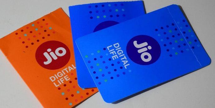  जियो का कहना है कि 303 या 499 का रिचार्ज करवाने वाले यूजर्स को जुलाई में भी बिना कोई पैसा दिए हर दिन पहले की तरह डेटा इस्तेमाल करने का मौका मिलेगा.