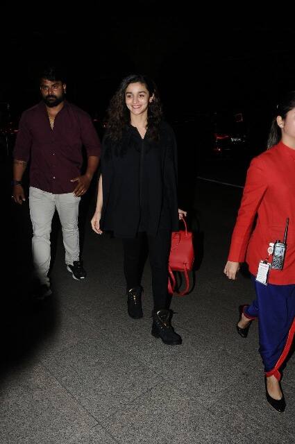 लंदन जाने से पहले आलिया एयरपोर्ट पर कैमरे में कैद हुईं थीं.