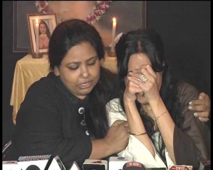 अगर बात प्रत्यूषा की आखिरी शॉर्ट फिल्म की करें तो इस फिल्म में प्रत्यूषा बनर्जी राहुल नाम के किरदार से लड़ती हुईं नजर आ रही हैं. फिल्म में कई जगह वे बेहद परेशान दिख रही हैं. एक जगह प्रत्यूषा कहती हैं कि अगर आज तुम गए तो फिर तुम मुझे देख ना पाओगे. फिल्म में प्रत्यूषा मुख्य भूमिका में हैं और इसमें उनकी असली जिंदगी की झलक भी देखने को मिलेगी. ये फिल्म दिल टूटने और डिप्रेशन को लेकर बनाई गई है. सबसे अंत में देखें प्रत्यूषा की आखिरी शॉर्ट फिल्म.
