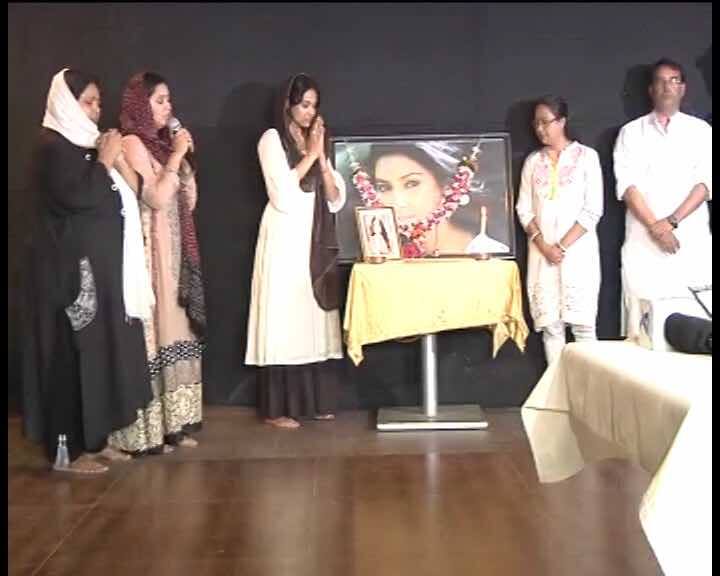 इस बात पर काम्या से संपर्क किया गया तो उन्होंने कहा, “मुझे अभी तक कोई ऐसा आदेश नहीं मिला है.” आपको बता दें कि काम्या पंजाबी और प्रत्यूषा बनर्जी बिग बॉस के घर में एक साथ थे और तभी से इनकी अच्छी दोस्ती हो गई थी. काम्या अक्सर ही प्रत्यूषा की तस्वीरें अपने सोशल मीडिया पर शेयर कर उऩ्हें याद करती रहती हैं.