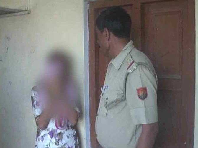 Uttar Pradesh Anti Romeo Squad Of Moradabad Police Catches Girl With Teacher एंटी रोमियो पुलिस किसी की सुनती क्यों नहीं? नोट्स लेने गई लड़की को टीचर के साथ पकड़ा