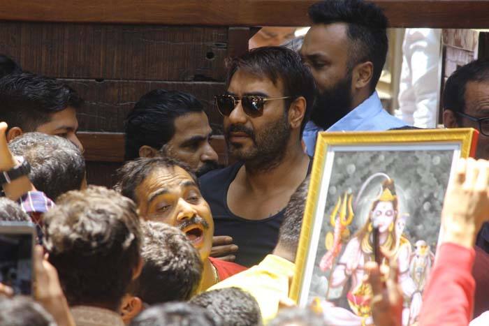 कल बॉलीवुड अभिनेता अजय देवगन का बर्थडे था. इस मौके पर ये अभिनेता अपने फैंस से मिलने पहुंचे और उनके साथ अपना ये खास दिन सेलिब्रेट किया.
