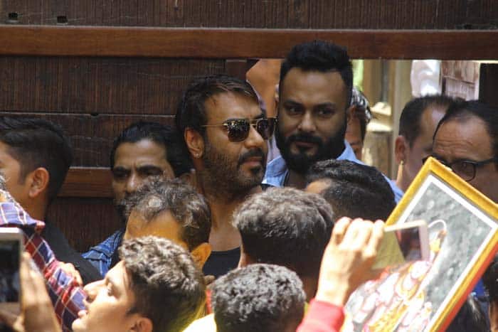आपको बता दें कि अजय देवगन ने 'फूल और कांटे' से अपने फिल्मी सफर की शुरुआत की थी. उसके बाद उन्होंने फिल्म 'जिगर', 'दिलवाले', 'सुहाग', 'नाजायज' जैसी कई फिल्में कीं.