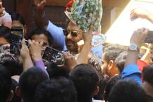 फैंस के साथ अजय देवगन ने सेलिब्रेट किया बर्थडे, देखें तस्वीरें