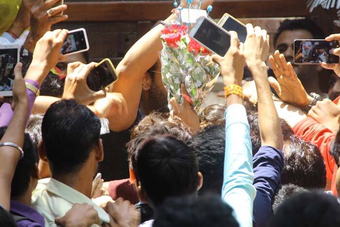 इस दौरान फैंस लगातार अजय के साथ तस्वीरें क्लिक कराते नज़र आए.