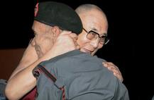 58 साल बाद दलाई लामा खुद को सुरक्षित लाने वाले जवान एन सी दास से मिले, गले लगाया ,