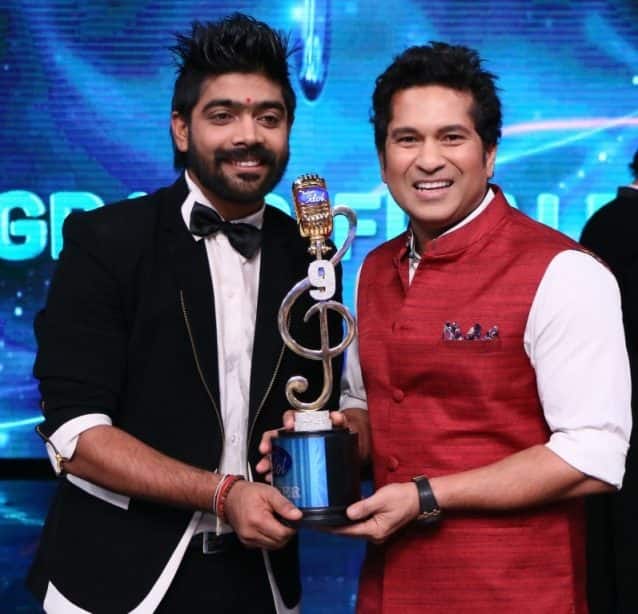 सोनी टीवी के मशहूर सिंगिंग रियलिटी शो इंडियन आइडल के विनर का ऐलान हो गया है. रविवार रात इंडियन आइडल कंटेस्टेंट एलवी रेवंत ने ये खिताब अपने नाम किया.