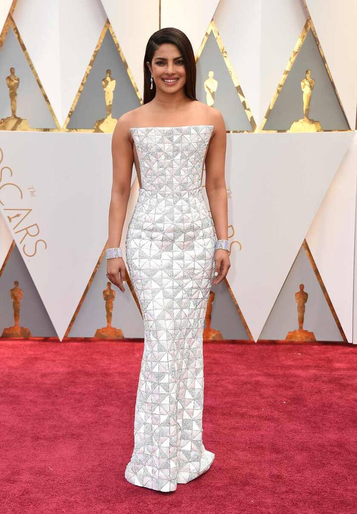 लॉस एंजलिस में हुए 89वें ऑस्कर समारोह में बॉलीवुड अभिनेत्री प्रियंका चोपड़ा ऑस्कर के रेड कार्पेट पर कुछ इस अंदाज में नजर आईँ थी. प्रियंका ने ऑस्कमर अवॉर्ड के लिए डिजाइनर सिल्व र राल्फत और रुसो की ड्रेस को चुना. प्रियंका इस ड्रेस के साथ कानों में इयररिंग और हैंडकफ पहने दिखाई दीं. (Photo: AP)