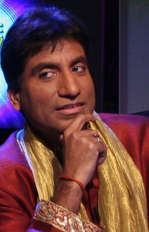 राजू ने हमारे चैनल को दिए खास इंटरव्यू में बताया कि हाल ही में 'इंडियन आयडल 9' के फिनाले की शूटिंग के दौरान फिल्मसिटी में सुनील ग्रोवर ने उन्हें बताया कि वो इस कदर आहत हैं कि वो अब कभी भी 'द कपिल शर्मा शो' में लौट कर नहीं आएंगे. गौरतलब है कि सुनील-राजू की ये मुलाकात उस वक्त हुई जब राजू उसी वक्त बगल में 'द कपिल शर्मा शो' के एक एपिसोड के लिए शूट कर रहे थे.