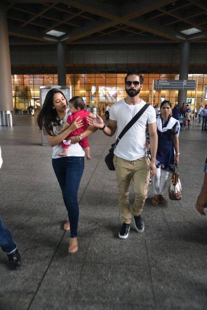 मीरा और शाहिद के साथ उनकी बेटी मीशा भी एयरपोर्ट पर कैमरे में कैद हुईं.