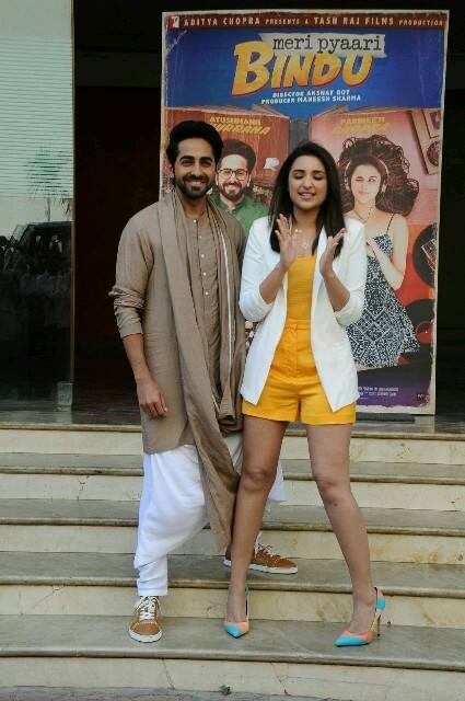  बॉलीवुड एक्ट्रेस और परिणीति की चचेरी बहन प्रियंका चोपड़ा ने भी परिणीति के गाने की तारीफ की.