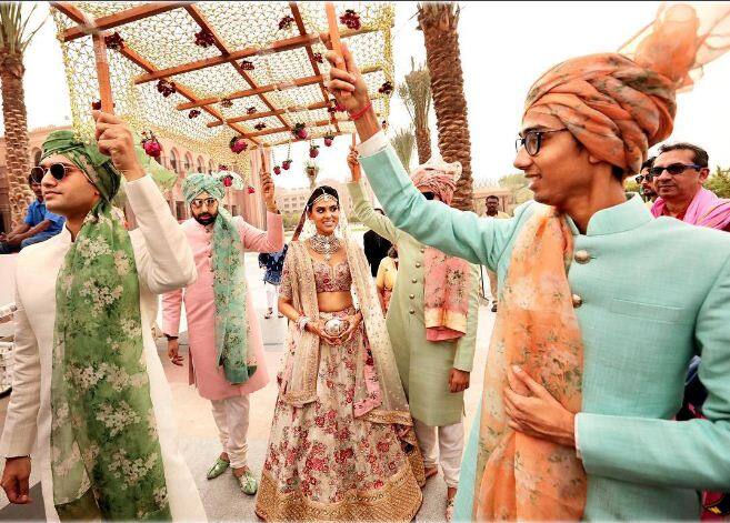  अभिषेक बच्चन ने भी अपनी बहन के सेलिब्रेशन नें कोई कसर नहीं रहने दी और बड़े भाई की भूमिका निभाते हुए दिखे.