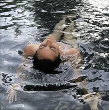 एली अवराम ने शेयर की बहन संग मौज-मस्ती की पूल साइड पिक्स!