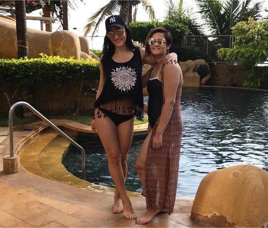 वॉलीवुड अदाकारा एली अवराम इन दिनों मुंबई के बेहद आलिशान होटल जे डब्ल्यू मैरियॉट होटल में अपनी बहन श्वेता संग मौज-मस्ती कर रही हैं. उन्होंने इसकी तस्वीरें इंस्टाग्राम पर शेयर की हैं. देखें तस्वीरें- 