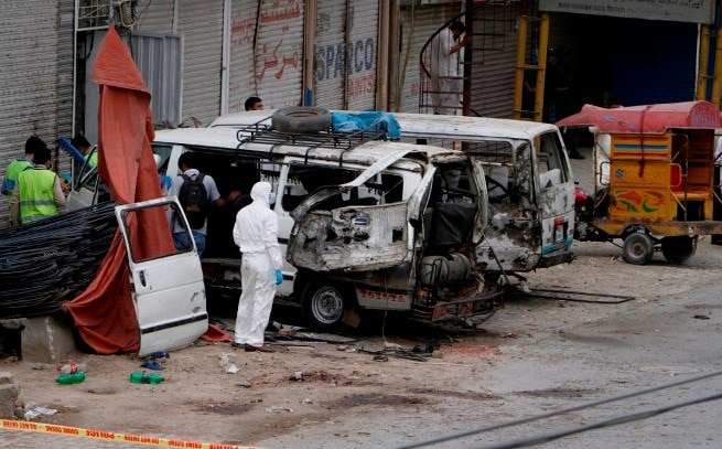 Lahore Deadly Suicide Bombing Kills Six People लाहौर: पाकिस्तानी सेना को निशाना बनाकर फिदायीन हमला, छह लोगों की मौत