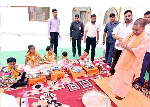 तस्वीरों के साथ लिखा है, ''आज रामनवमी के अवसर पर कन्या भोज कराया, नवरात्र का यह पर्व हमें मातृशक्ति की आराधना की प्रेरणा देता है''