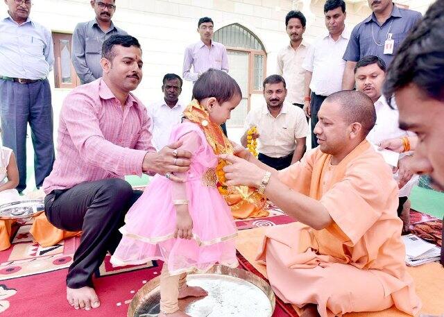 आपको बता दें कि मुख्यमंत्री योगी आदित्यनाथ नवरात्र के मौके पर 9 दिन व्रत रहते हैं.