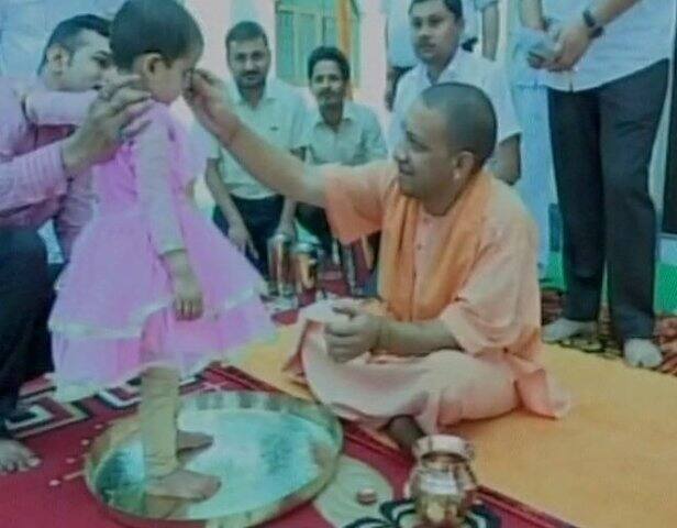 ये तस्वीरें लखनऊ स्थित मुख्यमंत्री आवास की हैं, जिसे सीएम ऑफिस के ऑफिशियल ट्विटर अकाउंट से ट्वीट किया गया है.