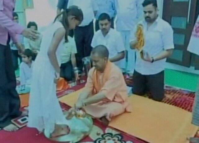 भोज से पहले कन्या पूजन करते सीएम योगी.
