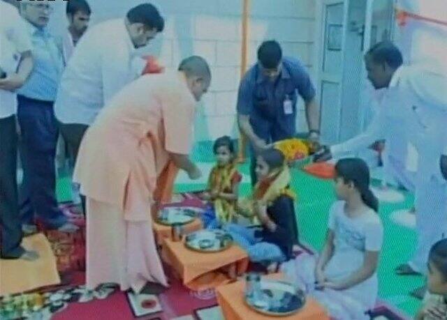 तो वहीं एक अन्य तस्वीर में लिखा है ''आज लखनऊ स्थित अपने सरकारी आवास पर रामनवमी के अवसर पर कन्या पूजन किया.''