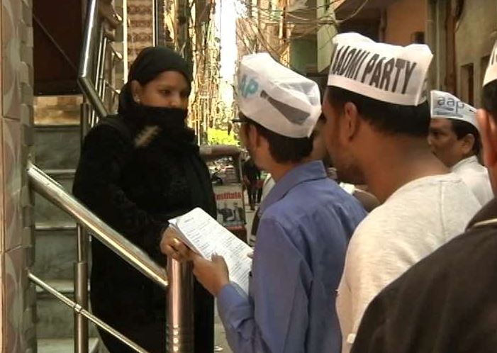 MCD Polls: 'सर्वे' के जरिए AAP का अनोखा प्रचार, घर-घर जाकर वोट मांग रहे हैं पार्टी कार्यकर्ता