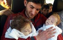 सीरिया केमिकल अटैक: जब एक पिता ने दी दो मासूम जुड़वा बच्चों को आखिरी विदाई..!