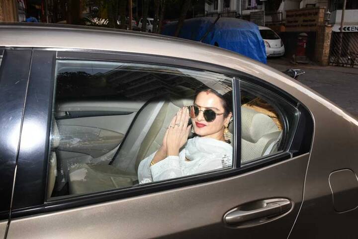 रेखा ने सफेद कलर का सूट पहन रखा था. कान में झमुके और होठों पर लाल रंग की लिप्स्टिक उनकी खूबसूरत में चार चांद लगा रहे थे. (Photo: Manav Mangalani)