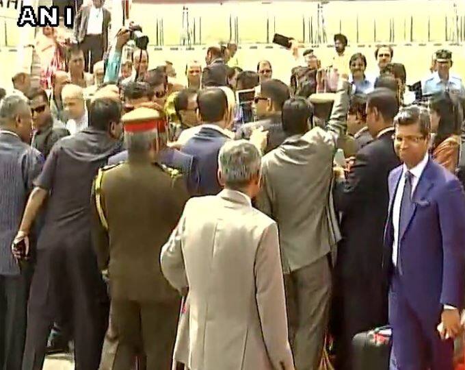 पीएम से मिलते वक्त बंग्लादेश की इन  अधिकारियों ने पीएम के साथ सेल्फी लेने का मौका हाथ से जाने नहीं दिया.