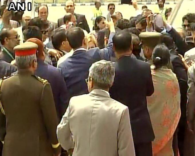 मिली जानकारी के अनुसार शेख हसीना के भारत दौरे पर देश रक्षा और सुरक्षा समेत कई क्षेत्रों को सम्मिलित करते हुए कम से कम 25 समझौतों पर हस्ताक्षर करने वाले हैं.(All Photos-ANI)