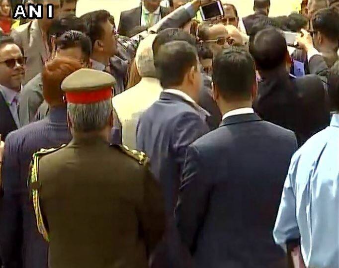 बंग्लादेश के अधिकारियों और पीएम मोदी की मुलाकात नई दिल्ली में हुई.