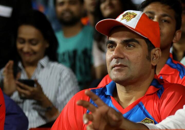 वहीं गुजरात लायंस को सपोर्ट करने अरबाज खान पहुंचे हैं. गुजरात लायंस की ड्रेस में वे मैदान पर नजर आए. (फोटो क्रेडिट- BCCI)