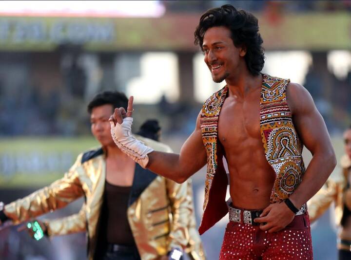 सुरेश रैना (नाबाद 68) की अर्धशतकीय पारी की मदद से गुजरात लॉयंस की टीम ने शुक्रवार को इंडियन प्रीमियर लीग (आईपीएल) के 10वें संस्करण के अपने पहले मैच में कोलकाता नाइट राइडर्स के सामने 184 रनों का लक्ष्य रखा है. (फोटो क्रेडिट- BCCI)